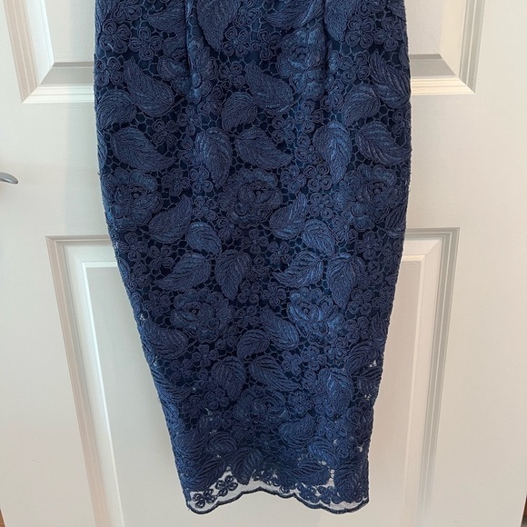 ML Monique Lhuillier Follow Suit Sheath - Picture 4 of 16